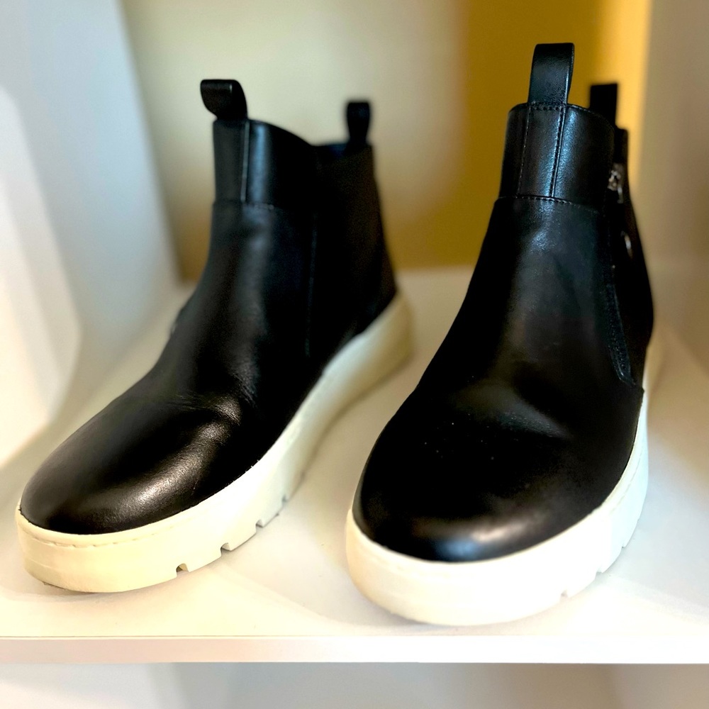 EUC Black Vionic Boots